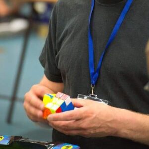 Close-up speedcubing tijdens wedstrijd